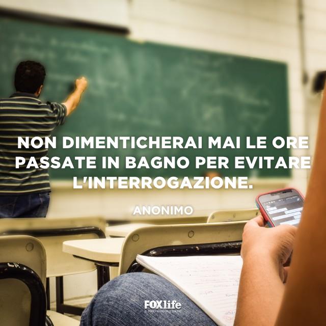Frase sulle interrogazioni a scuola Insegnante scrive alla lavagna