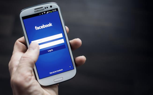 L'app di Facebook su un cellulare L'app Facebook su uno smartphone
