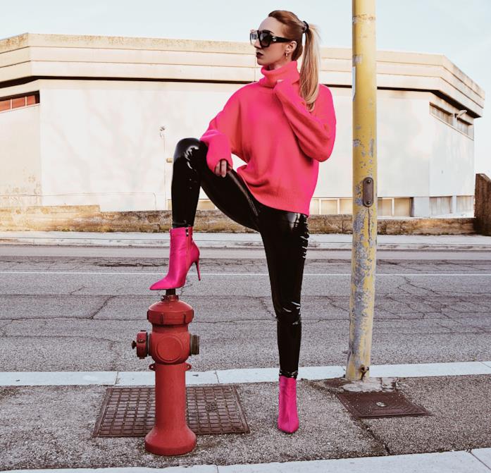 Enrica Sciarretta Enrica Sciarretta look fucsia e pantaloni di pelle nera