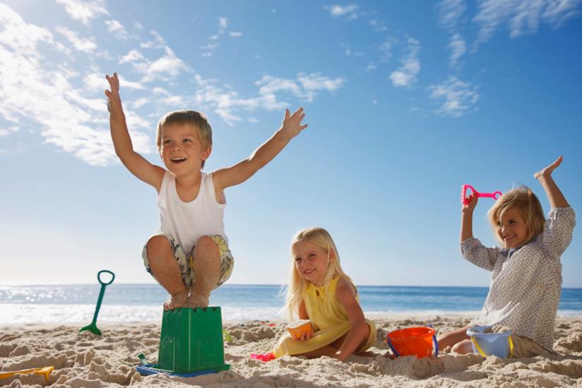 Giochi da fare sulla spiaggia con i bambini: idee per bimbi dai 3 ai 10 anni Giochi da fare sulla spiaggia con i bambini