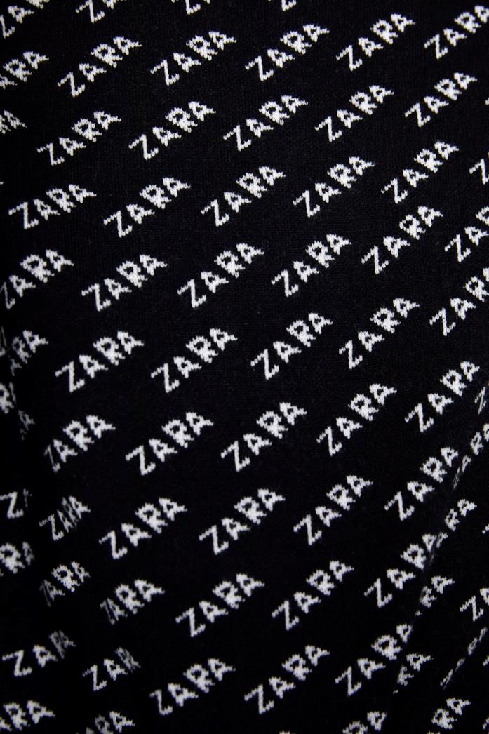 Dettaglio maglia jacquard nera con logo Zara Dettaglio maglia jacquard nera con logo Zara