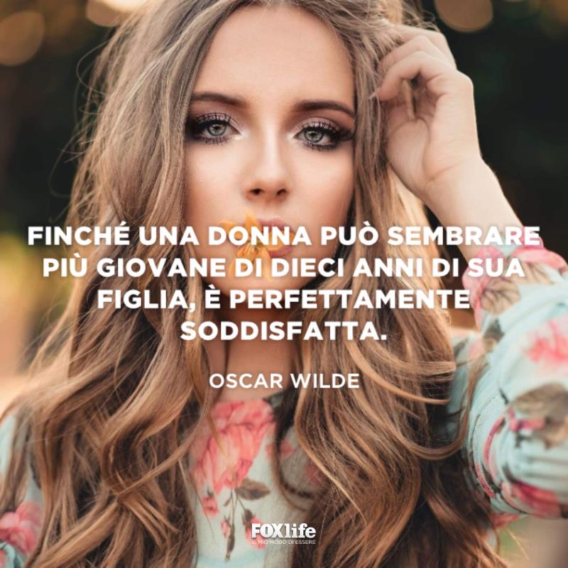 Frase madri e figlie Primo piano di ragazza bionda