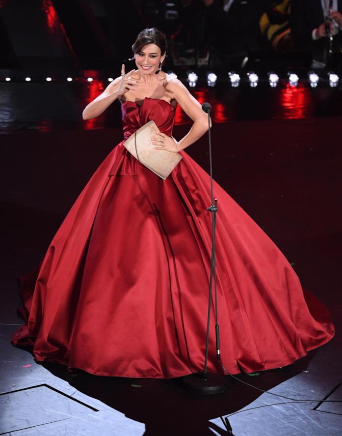 Il vestito rosso di Virginia Raffaele Il vestito rosso di Virginia Raffaele