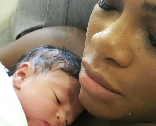 Serena Williams con lafiglia Alexis Serena Williams tiene in braccio la figlia Alexis