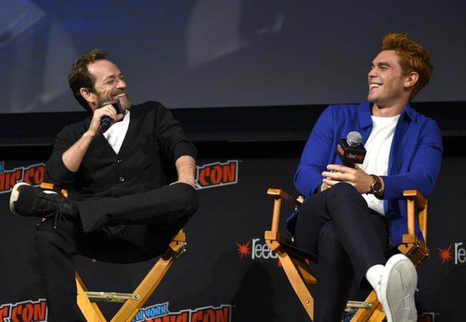 Luke Perry e KJ Apa al panel di RIverdale al New York Comic Con Luke Perry e KJ Apa