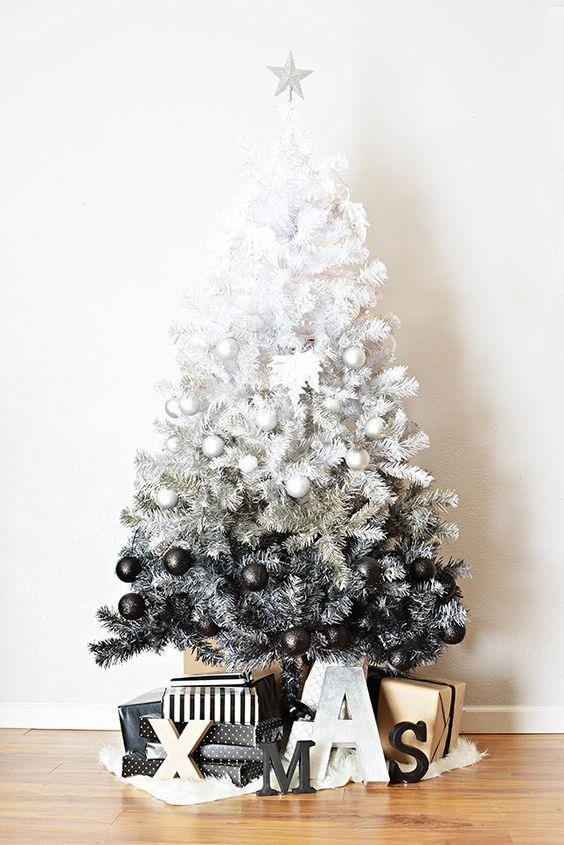 Albero di Natale bianco e nero Albero natalizio innevato