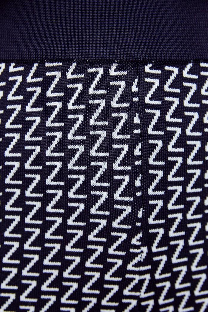 Dettaglio pantalone Zara con stampa a pattern "Z" Dettaglio pantalone Zara con stampa a pattern "Z"