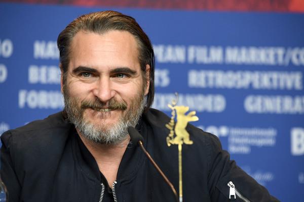 Joaquin Phoenix sorride a Berlino Il sorriso di Joaquin Phoenix alla Berlinale