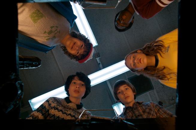 Stranger Things: il cast in azione Una scena corale di Stranger Things