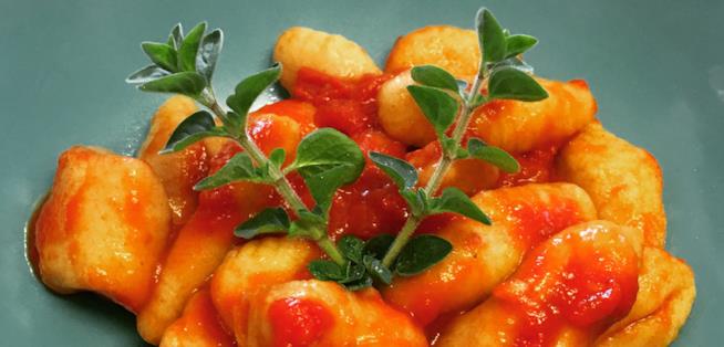 Gnocchi vegan con sugo al pomodoro Gnocchi vegani conditi con sugo al pomodoro