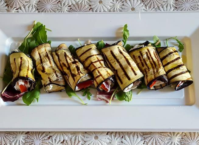 Involtini di melanzane grigliate Rotoli di melanzane ripiene