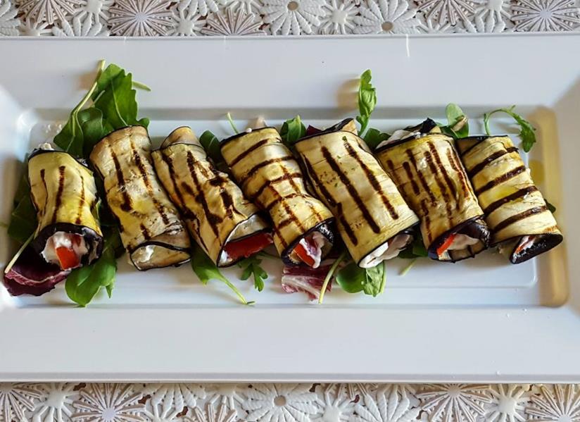 Involtini di melanzane grigliate Rotoli di melanzane ripiene