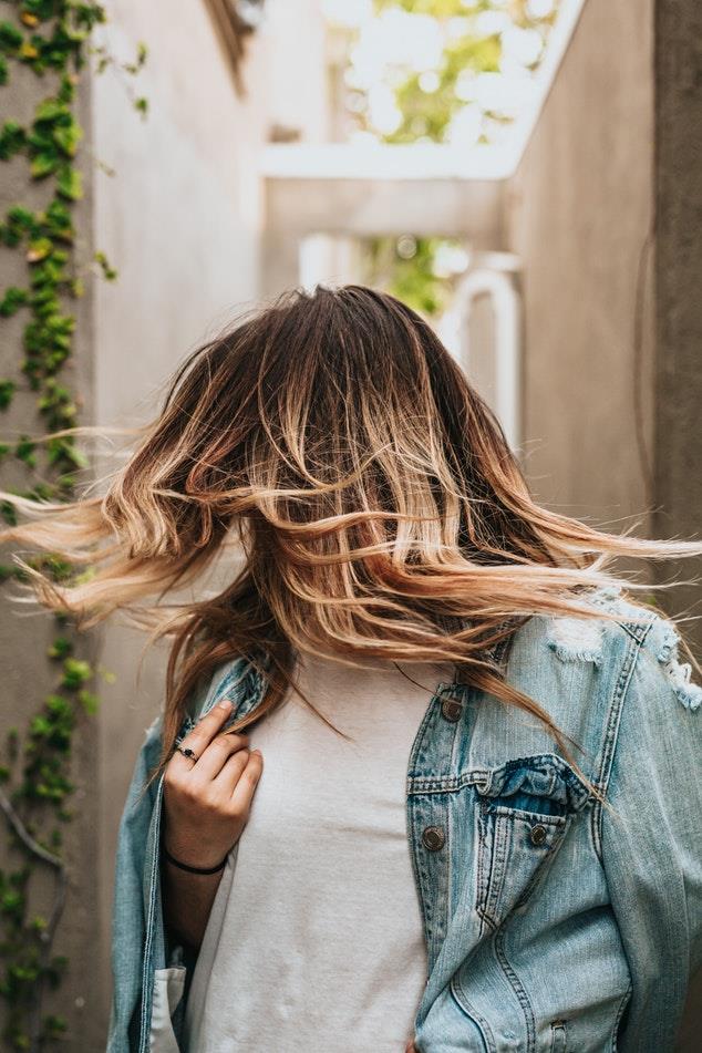 Capelli lunghi e lisci Donna con capelli lunghi e colore bronde