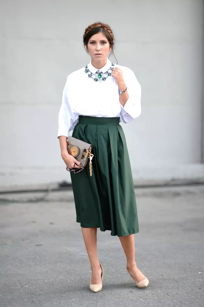 Camicia bianca e gonna midi plissé Camicia bianca e gonna plissettata: il mix che spopola tra le fashioniste