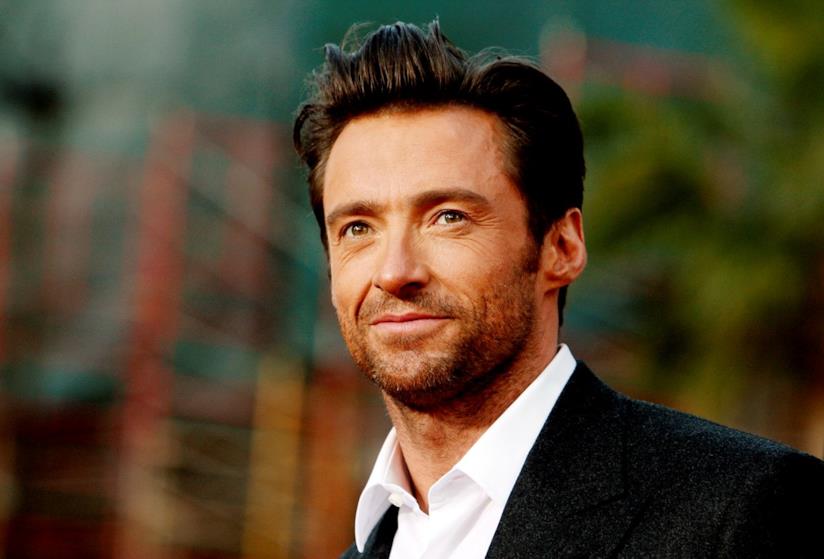 Hugh Jackman paparazzato mentre corre sulla spiaggia Hugh Jackman in primo piano