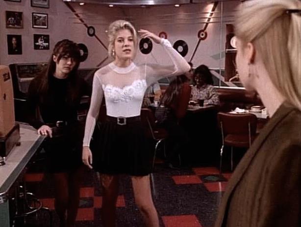 I body in pizzo, come quelli indossati da Donna di Beverly Hills 90210 Brenda, Donna e Kelly al Peach Pit in Beverly Hills 90210