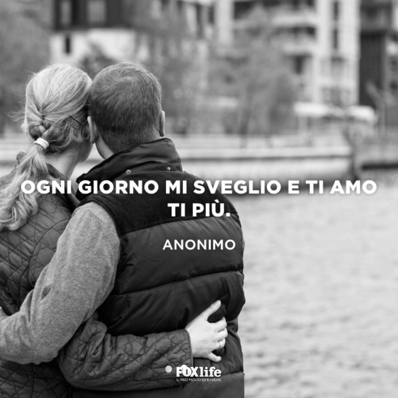 Frase dolce buongiorno Coppia guarda il fiume