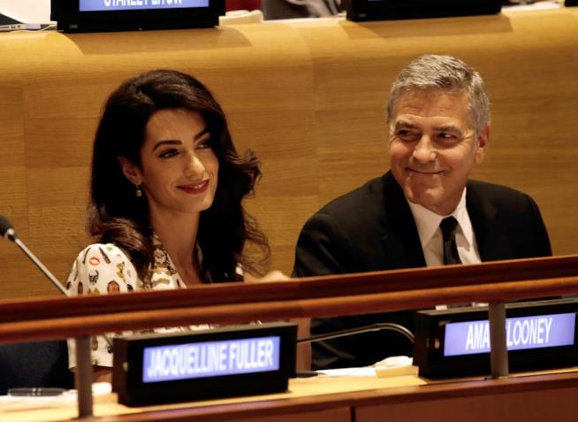 George Clooney e la moglie Amal aiuteranno negli studi i bambini libanesi Primo piano di George Clooney e la moglie Amal