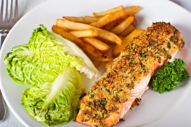 Salmone in crosta di pistacchi e nocciole Salmone in crosta con patatine