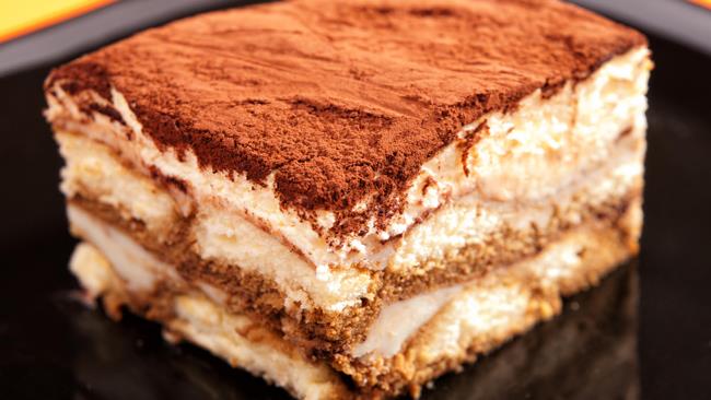 Tiramisù di colomba: la ricetta con la crema di mascarpone e le mandorle Tiramisù di colomba