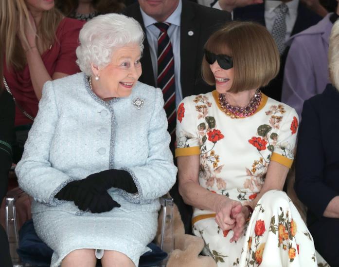 Anna Wintour e la Regina Elisabetta Anna Wintour insieme alla Regina Elisabetta
