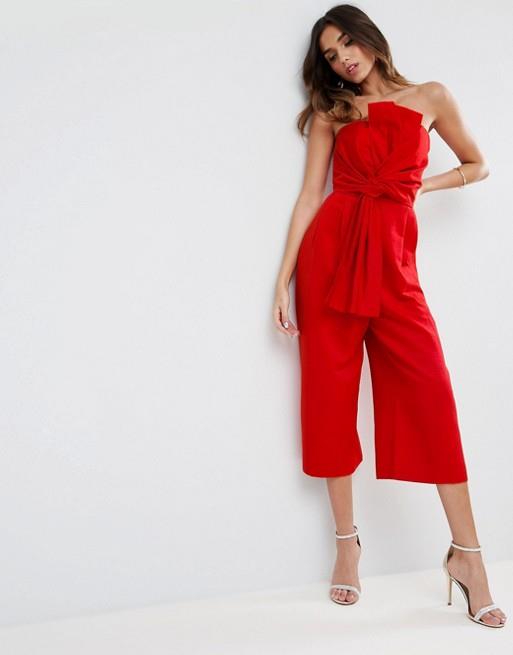 Jumpsuit rosso Modella indossa jumpsuit rosso con fiocco