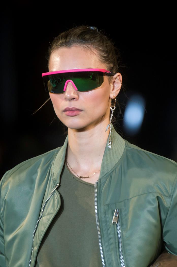 Occhiali Zadig e Voltaire 2019 Modella che indossa occhiali da sole Zadig e Voltaire