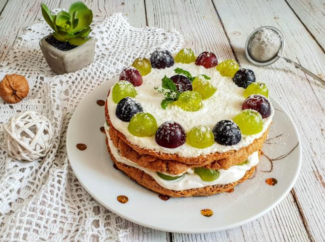 Torta allo yogurt Dolce con crema bianca e frutta