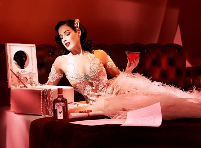 Dita Von Teese posa per il suo brand Dita Von Teese, regina del burlesque
