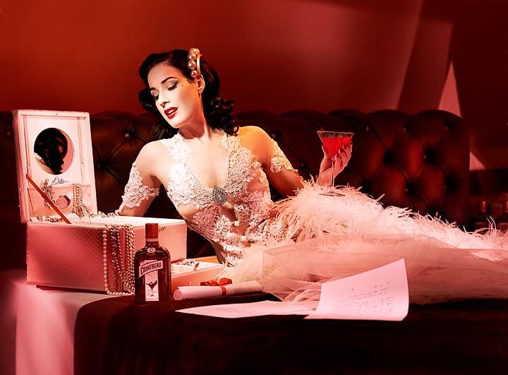 Dita Von Teese posa per il suo brand Dita Von Teese, regina del burlesque