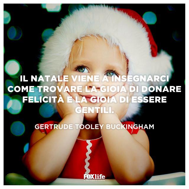 Frase Gertrude Bambina con il viso tra le mani pensierosa