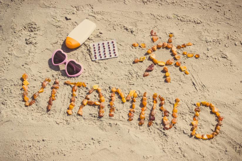 La vitamina D Vitamina D scritta sulla sabbia