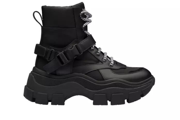 Sneakers alta Oversize in pelle nera Chunky Sneakers in versione scarpa alta total black