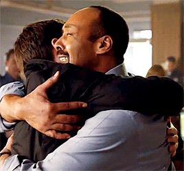 Joe, padre adottivo di Barry Allen in The Falsh Barry e Joe in una scena di The Flash