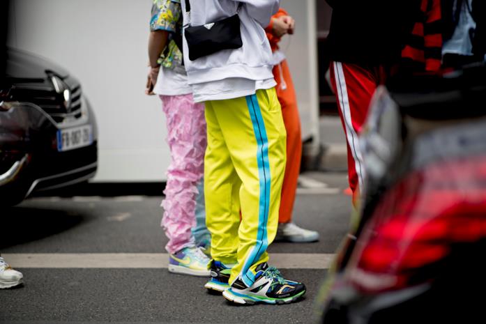 Fluo Outfit composto da pantaloni fluo dallo Street Style di Parigi 2019