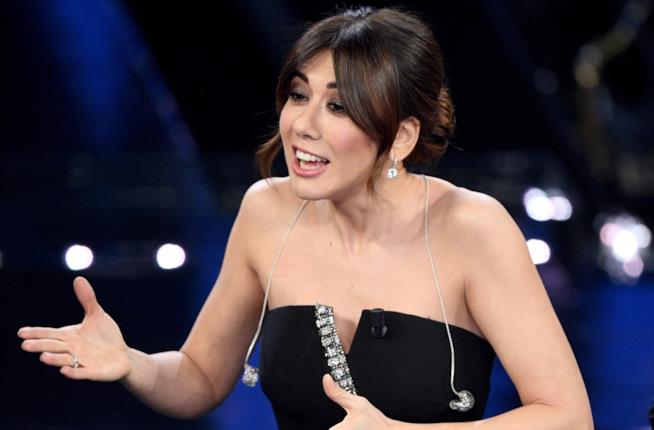 Il terzo look di Virginia Raffaele nella prima serata a Sanremo 2019 Virginia Raffaele, il tubino nero di Armani prive