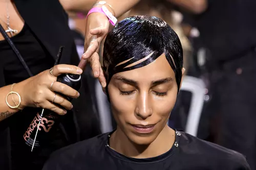Capelli neri corti Capelli neri effetto bagnato