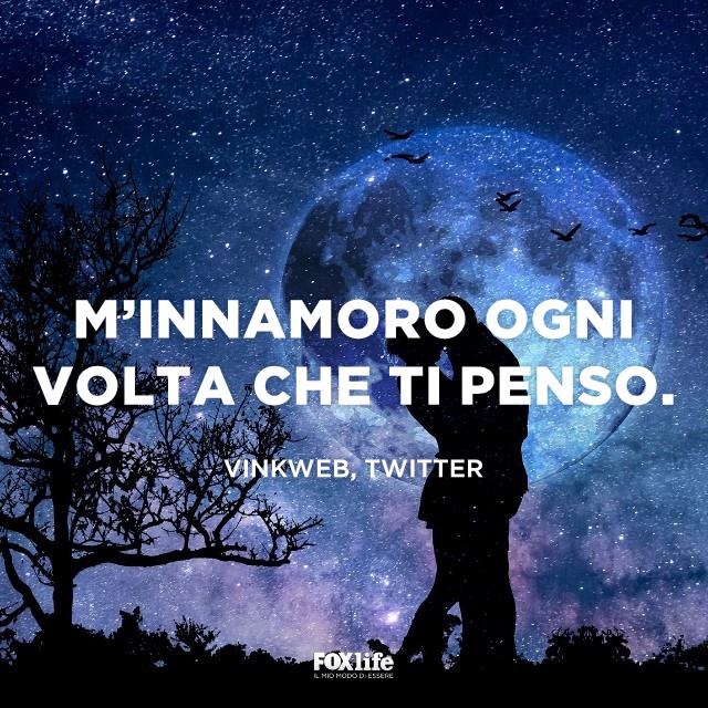 Citazione per innamorati Coppia si abbraccia di notte in penombra