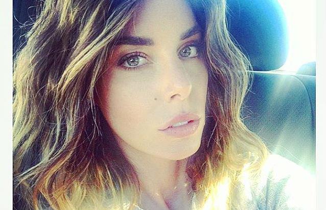 Bianca Atzei felice nella foto che ritrae Max Viaggi fuori dalla rianimazione Bianca Atzei festeggia sui social l'uscita dalla rianimazione di Max Biaggi