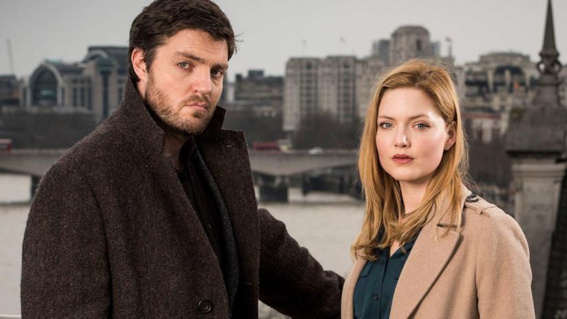 Tom Burke e Holliday Grainger in Strike Tom Burke e Holliday Grainger