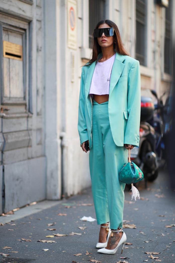 Gilda Ambrosio indossa completo turchese, crop top top e décolleté bianche Completo turchese, crop top top e décolleté bianche per l'influencer