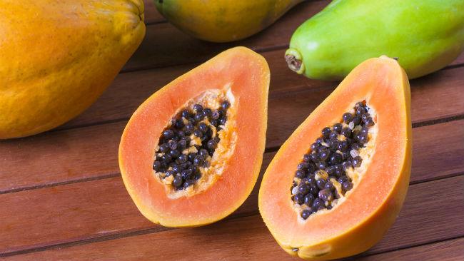 La papaya contiene vitamina C La papaya è consigliata in quanto ricca di vitamina C