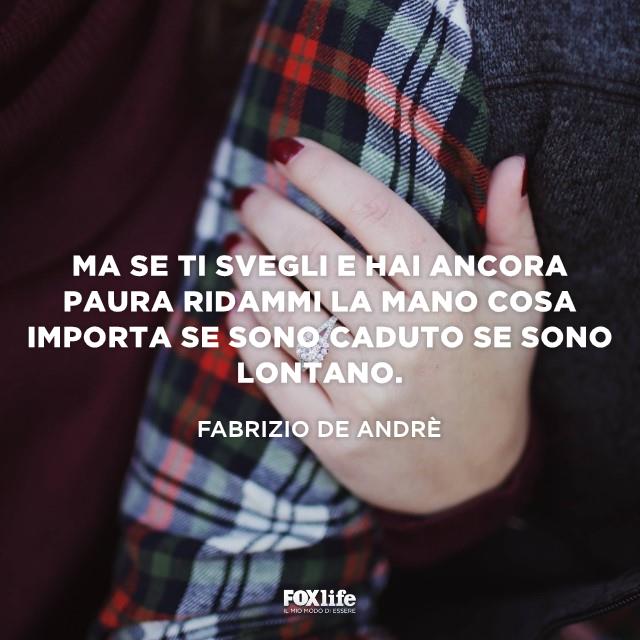 Frase De Andrè Dettaglio di coppia sottobraccio