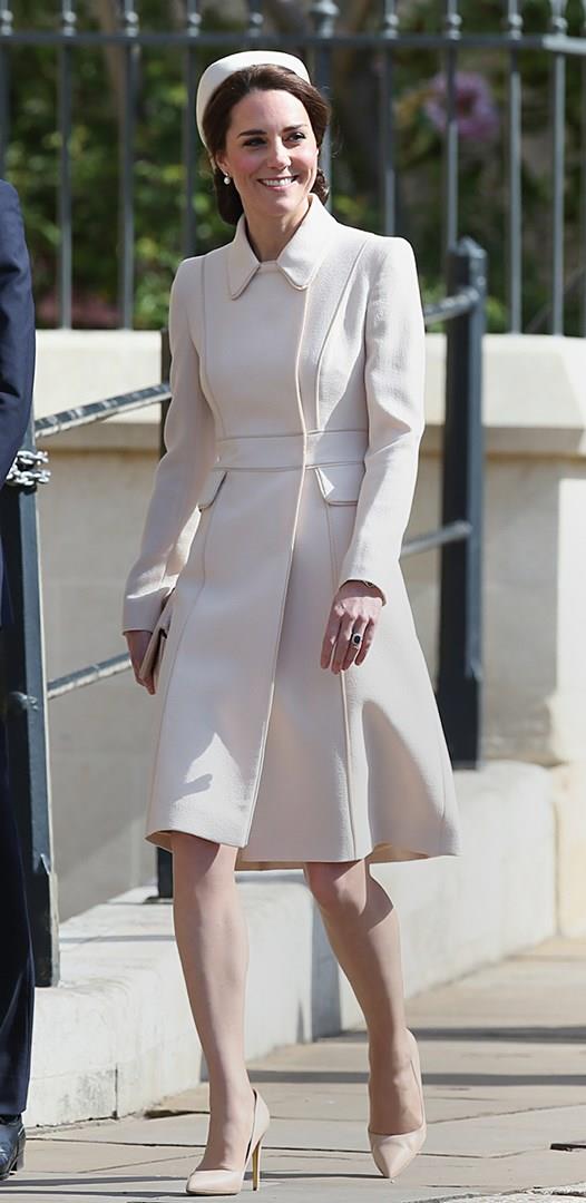 Kate Middleton con un soprabito di Catherine Walker Kate durante la messa pasquale ufficiale