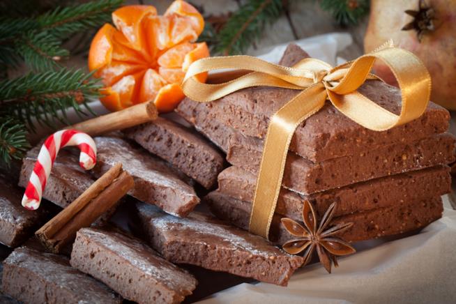 Mostaccioli napoletani: i dolci natalizi della tradizione con copertura di cioccolato Mostaccioli napoletani