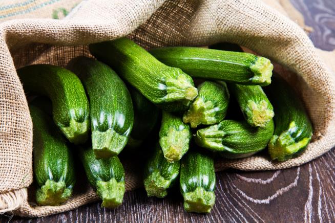 Zucchine Ortaggi verdi nel sacco