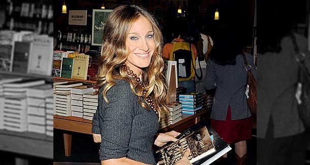 Sarah Jessica Parker lancia una linea di libri Sarah Jessica Parker per strada con un libro