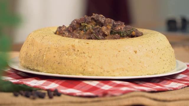 Spezzatino di cinghiale e polenta taragna: la cucina invernale di GialloZafferano Spezzatino di cinghiale e polenta taragna