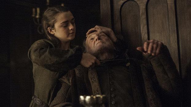 Maisie Williams e David Bradley in Il Trono di Spade Arya uccide Walder Frey