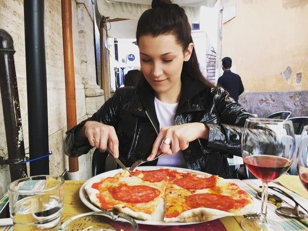 Le curiosità da conoscere su Bella Hadid Bella Hadid non rinuncia mai alla pizza